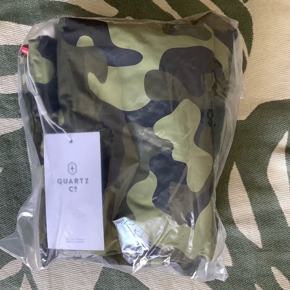 Quartz & Co Edition Down Puffer scarf - Green Camo, Made in Canada - Picture 5 of 6